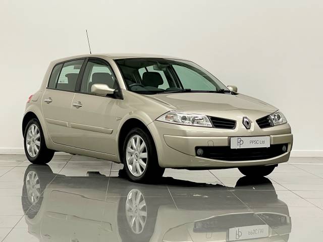 Renault Megane 1.5 dCi 106 Tech Run 5dr Hatchback Diesel Metallic Champagne Gold