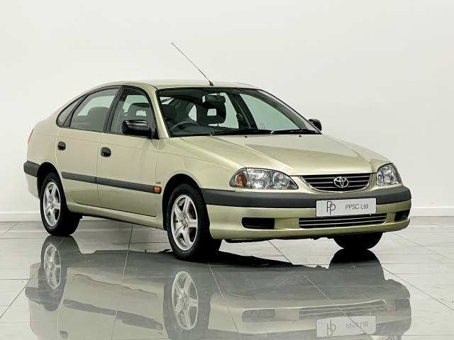 Toyota Avensis 1.8 VVTi Vermont 5dr Hatchback Petrol Metallic Champagne Gold