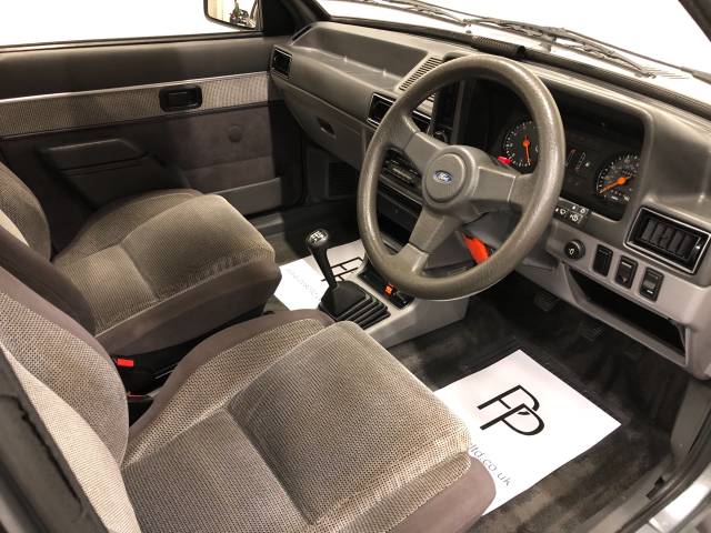 Ford Orion 1.6 Orion Ghia i Saloon Petrol Metallic Nimbus Grey